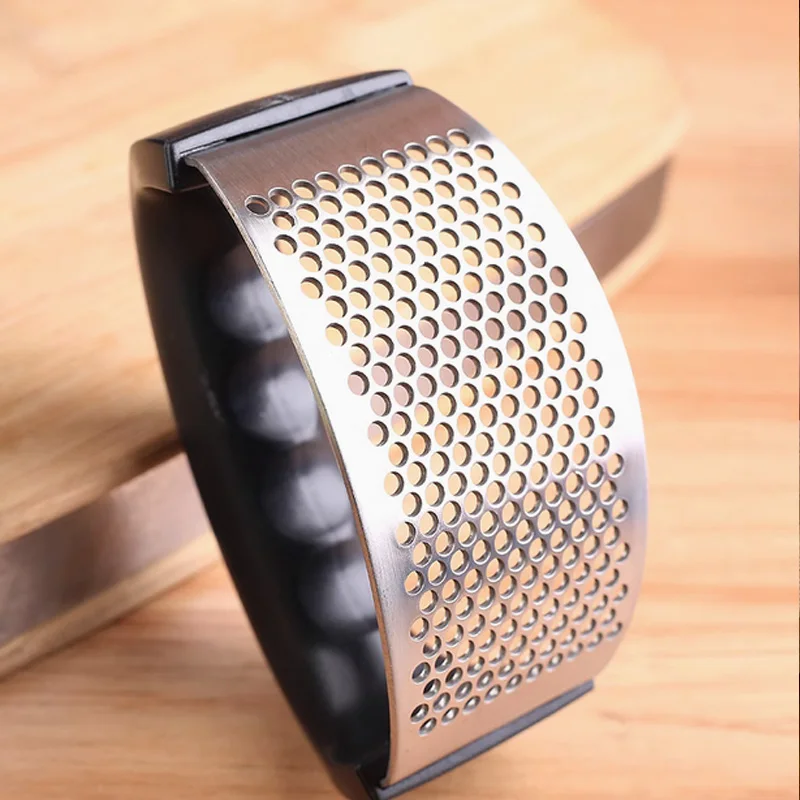 كسارة ثوم معدنية شديدة التحمل - تصميم سهل التنظيف مع حماية للأصابع للمطابخ المنزلية