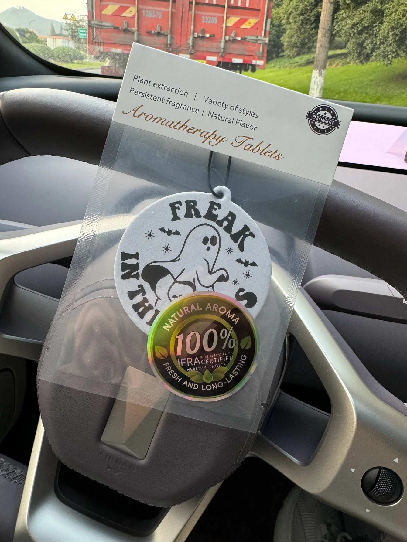 The Freak on the Bed Sheet Hilton (Hotel-Duft) Auto-Lufterfrischer |     Rückspiegelhalterung & Doppelfunktions-Lüftungsclip |     Aromatherapie-Tabletten aus Naturmaterialien |     Langanhaltender