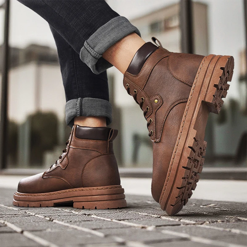 الرجال 2025 شتاء جديد منتصف أعلى الدانتيل متابعة سميكة سوليد أحذية العمل عالية أعلى الأحذية النمط البريطاني الرجعية أحذية بوت قصيرة