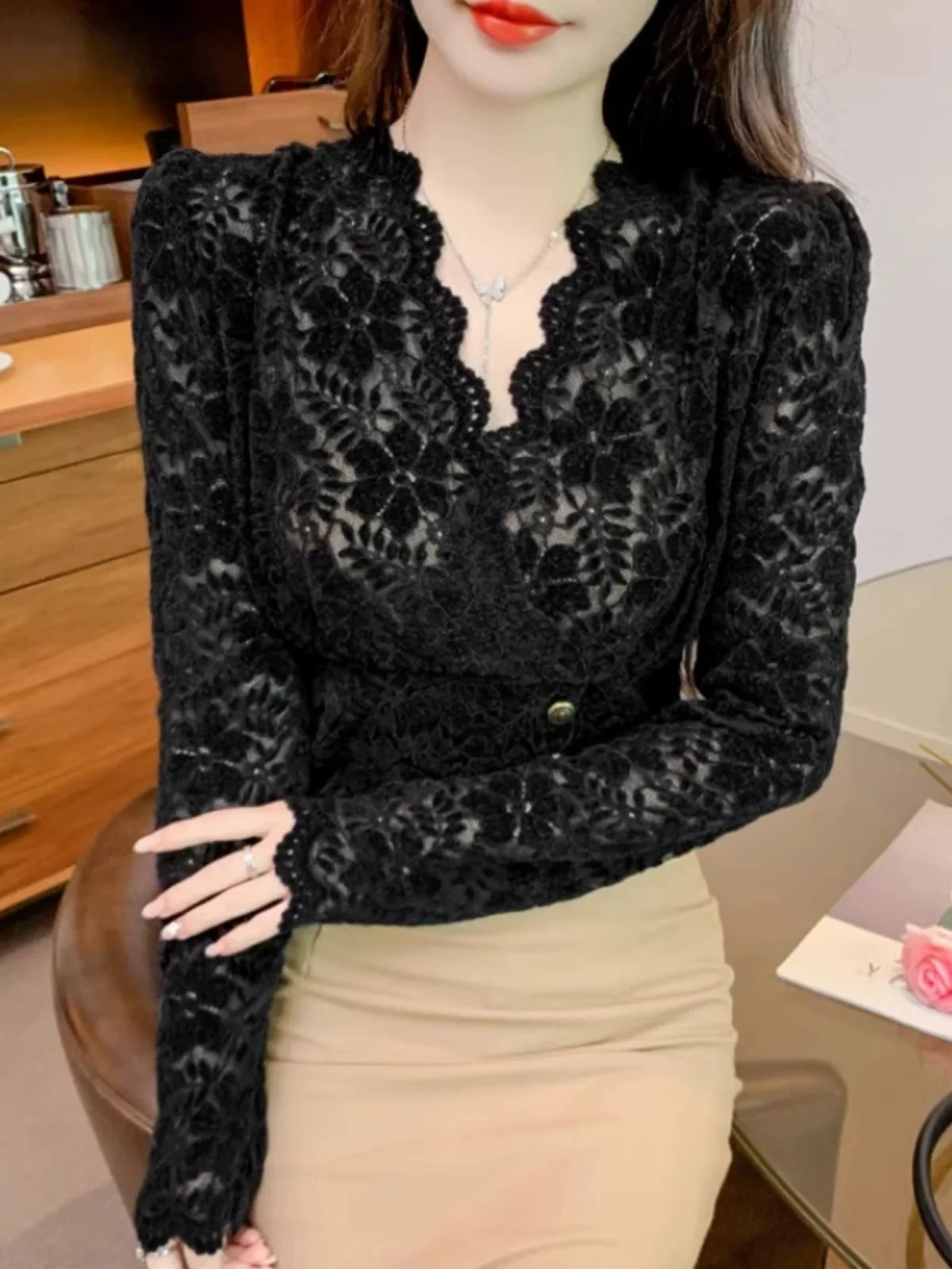 Elegant V-Neck Fleece-Lined Lace Base Shirt Women's Fashionable Age-Defying Charming Inner Wear Top for Autumn Winter