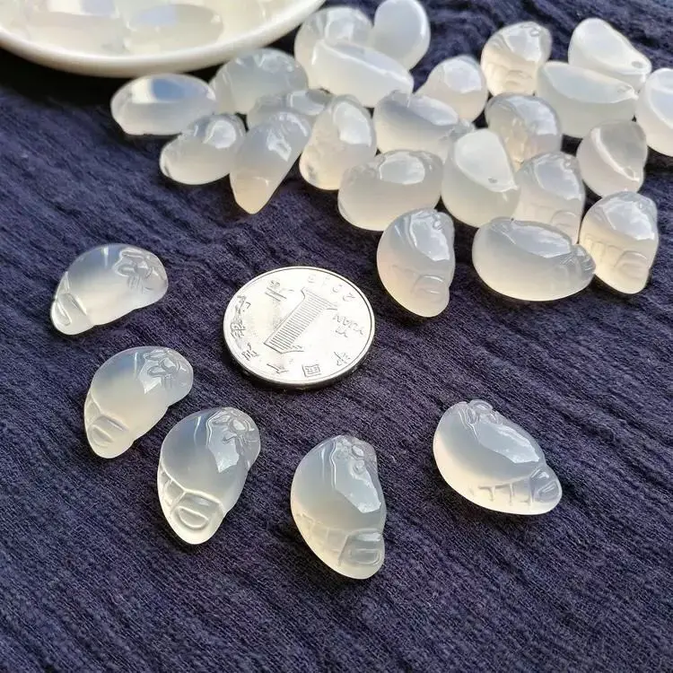 

Подвеска из белого халцедона (имитация льда), небольшой размер, цвет белого нефрита, агат