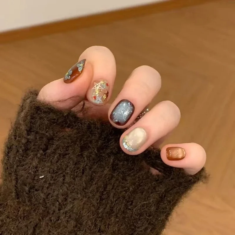 

10 шт. ретро-накладных ногтей короткой круглой формы, золотисто-коричневые, с дизайном цветов и звезд, для вечеринок и свадеб, готовые к носке