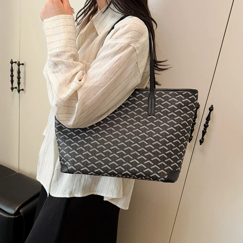 

Уникальная повседневная женская сумка-шоппер в винтажном стиле большой вместимости и стильной однотонной отделкой