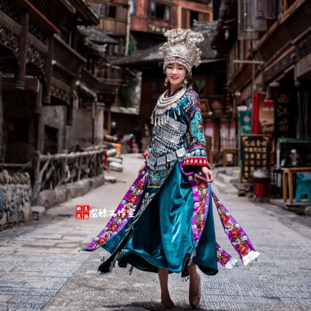 Robe traditionnelle chinoise d'Ata Ao faite à la main, hôte de la minorité, chanteur, spectacle sur scène, photographie