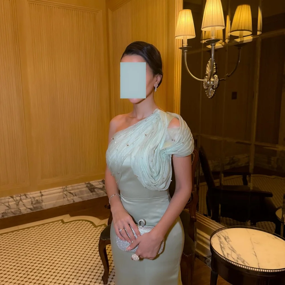 Bella Maßgeschneidertes grünes Glitzer-Abschlussballkleid mit schrägen Schultern, A-Linie, Satin, rückenfrei, knöchellang