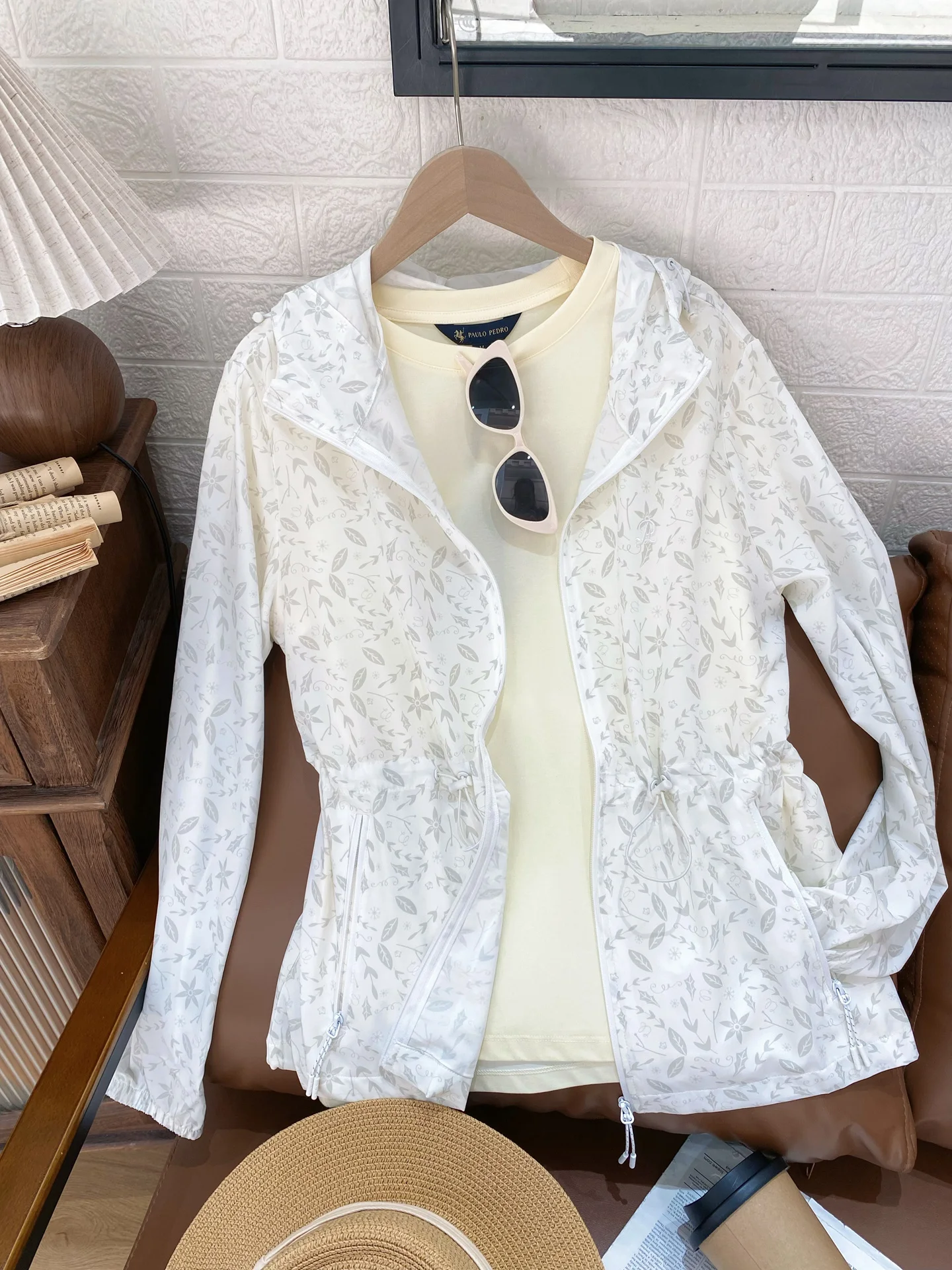 Novo Casaco Feminino Leve e Protetor Solar com Mangas Estilo Chapéu, Ajuste Slim, UPF50 Paulo Peter SKEB74080 - Moda Verão