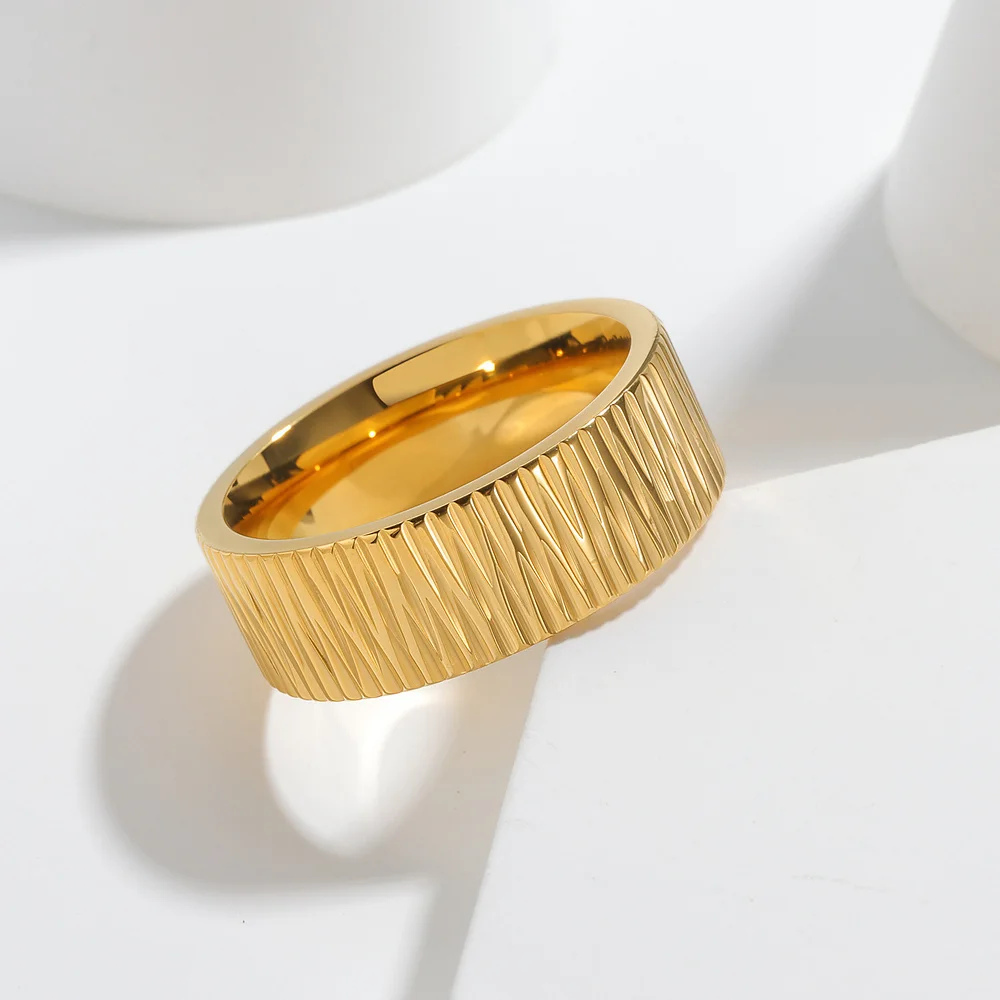 Diagonaler Rillenring für Männer, goldfarben, Edelstahl, strukturiertes Band, gerillter Statement-Ring, geometrischer linearer Schmuck – Detail 2