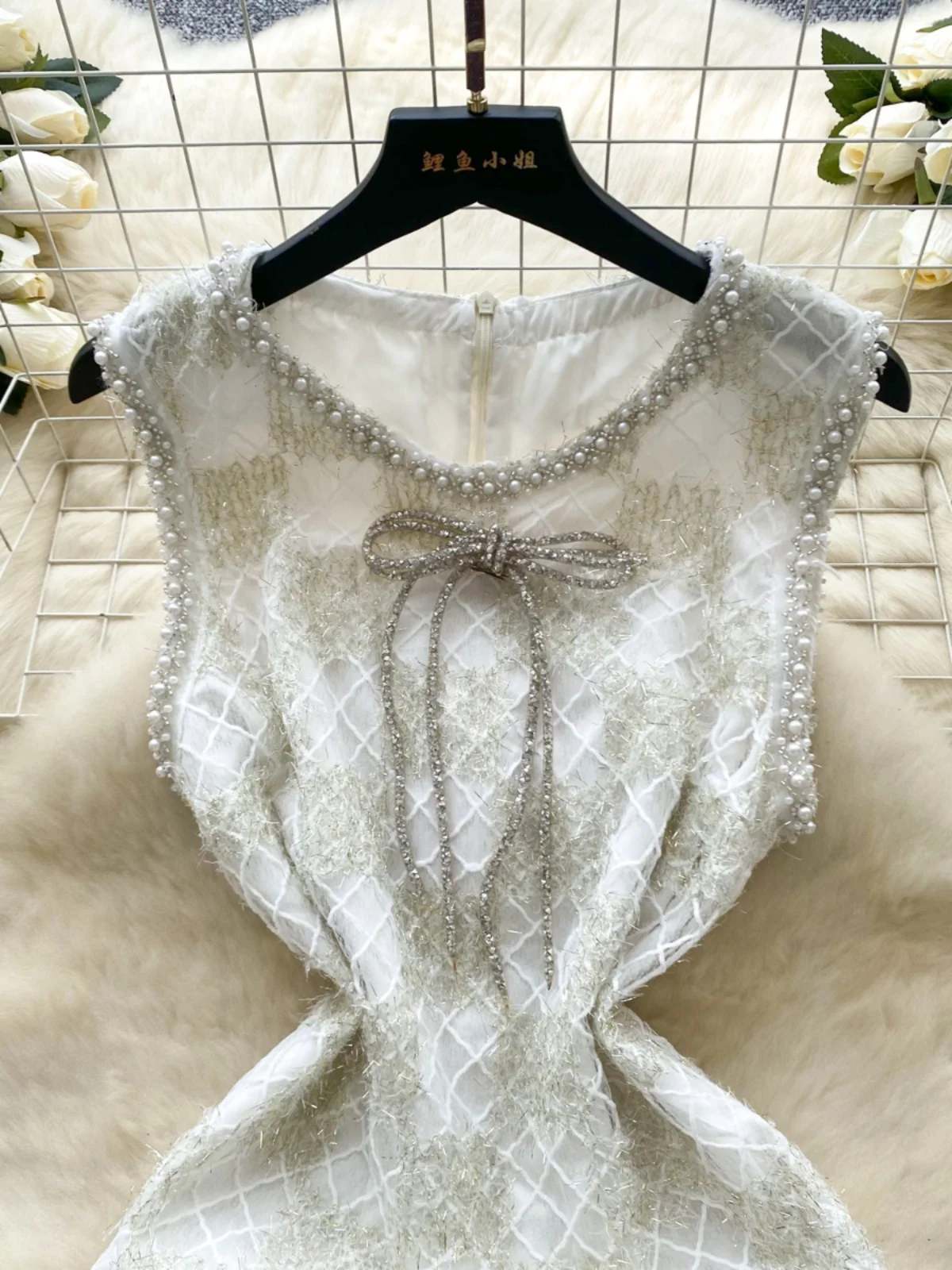 20代の若い女性のための、エレガントな刺繍レースのスリムフィットラウンドネックドレス、韓国風ハイウエストAラインミディスカート