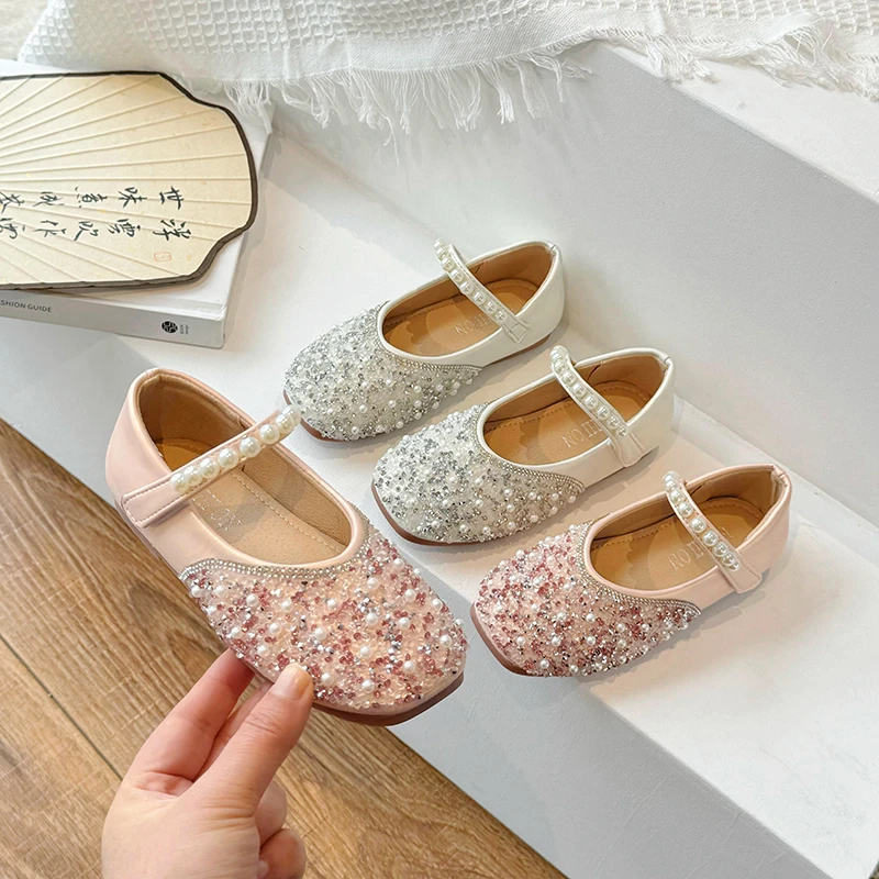 

Детские кожаные туфли для девочек на весну-осень 2026: модные, с жемчугом и стразами, на мягкой подошве, для маленьких принцесс