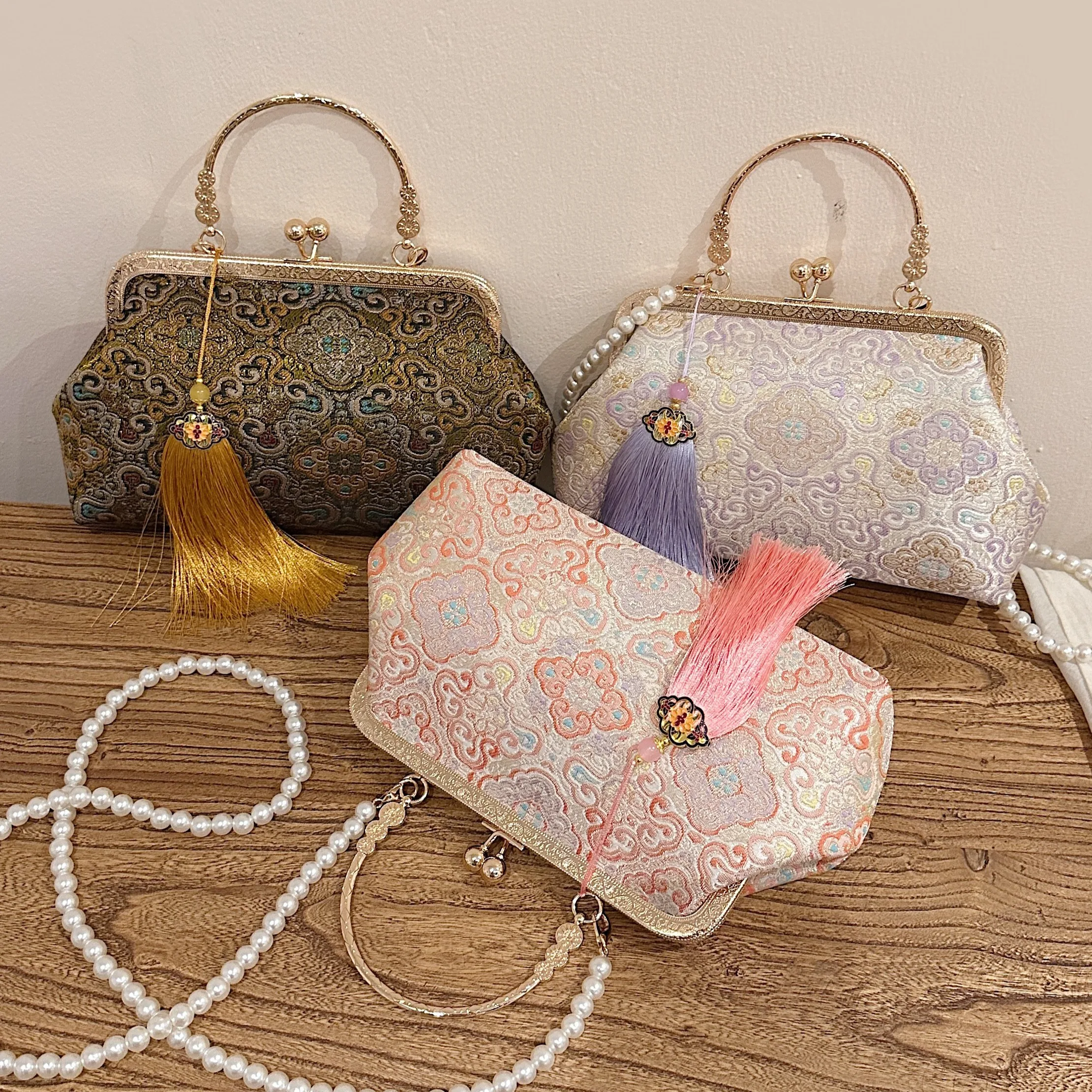

Elegant Wedding Handbag Cloud Pattern Embroidery Luxury Ladies Evening Bag Classic Brocade Pearl Accented Crossbody for Women