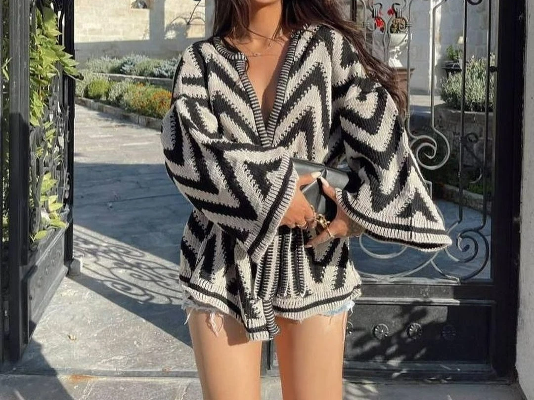 

2025 Autumn Black and White Striped Belt Fashion Long Sleeved Cardigan Top Knitted Women's Clothing