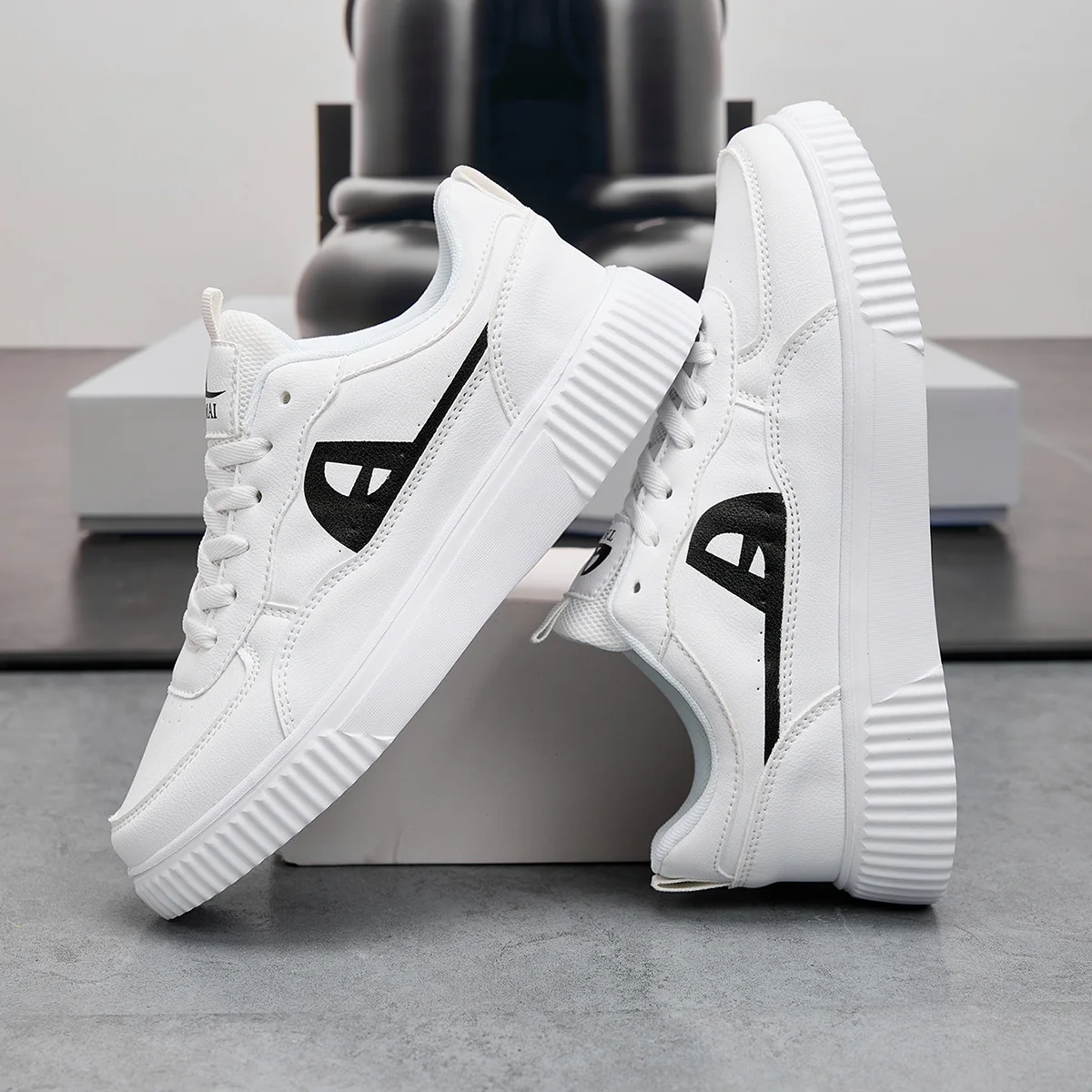 

New Men Women Skateboard Shoes Fashion Flat Trainers Black Sneakers for Men Women Low Top Casual Sneakers Outdoor Walking Shoes