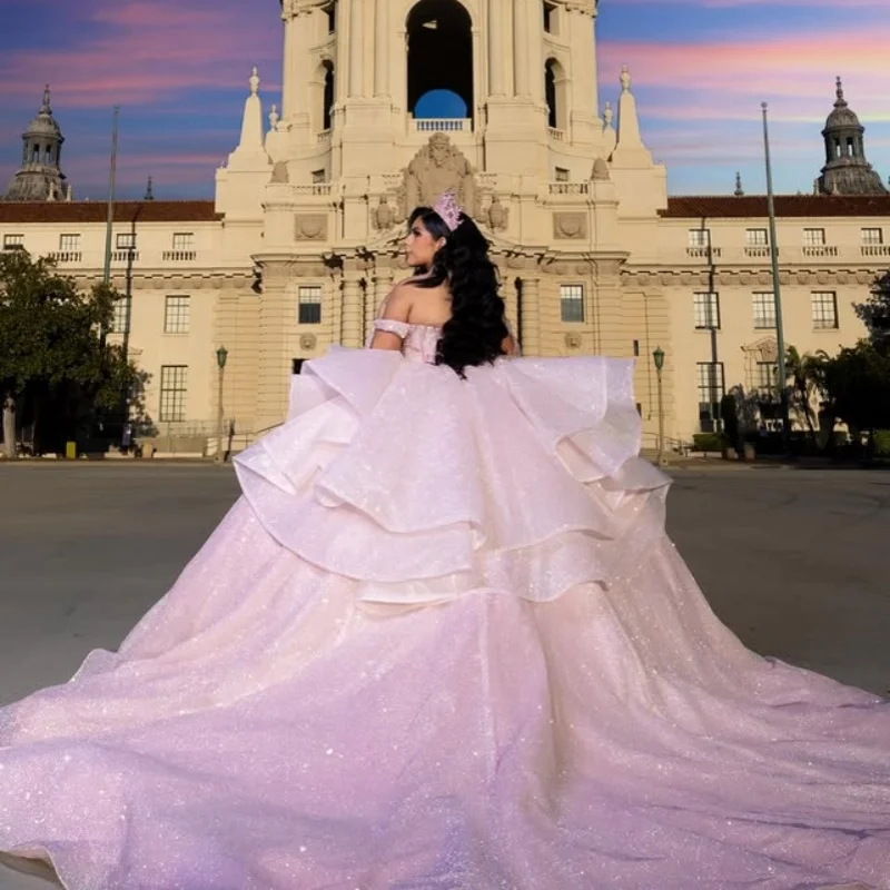 Robes De Quinceanera rose brillant personnalisées, épaules dénudées, appliques De cristal, dentelle superposée, nœud, 15