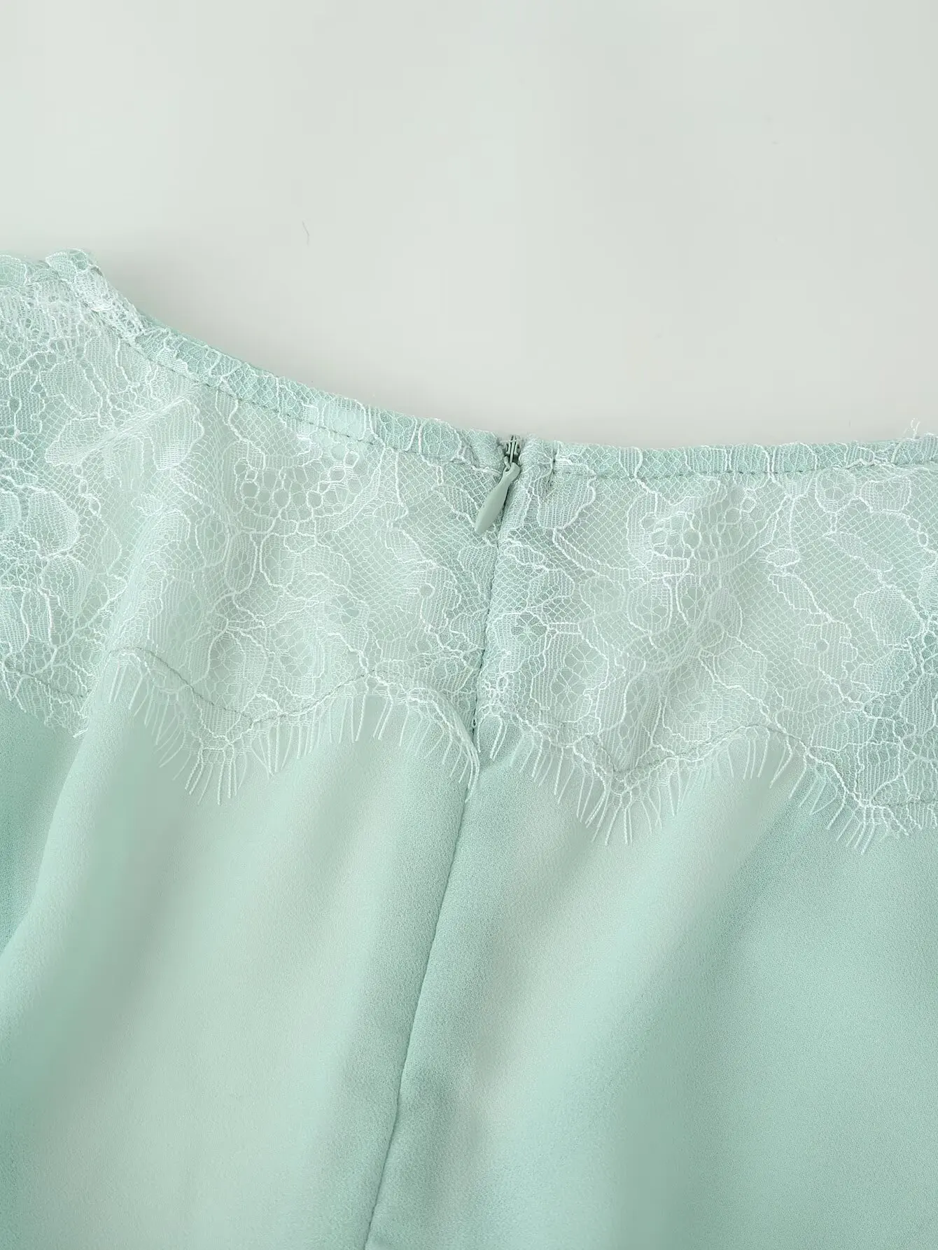 Zartes Grünes Spitzenkleid mit V-Ausschnitt, Maxi-Länge, Schicke Weite Ärmel, Plissiert, Schlanke Passform, Mehrschichtiges Abendkleid, Hochzeitsgast-Robe 2026 – Detail 10