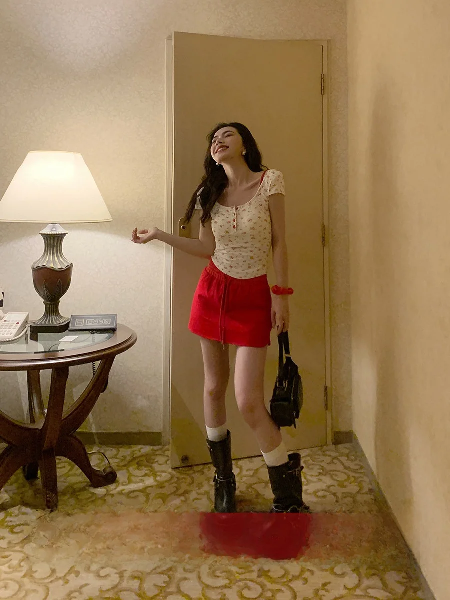 

Повседневная спортивная юбка-обертка для женщин, с эластичной талией, универсальная, из спортивной ткани, короткая, в корейском стиле, с высокой талией, А-силуэт.