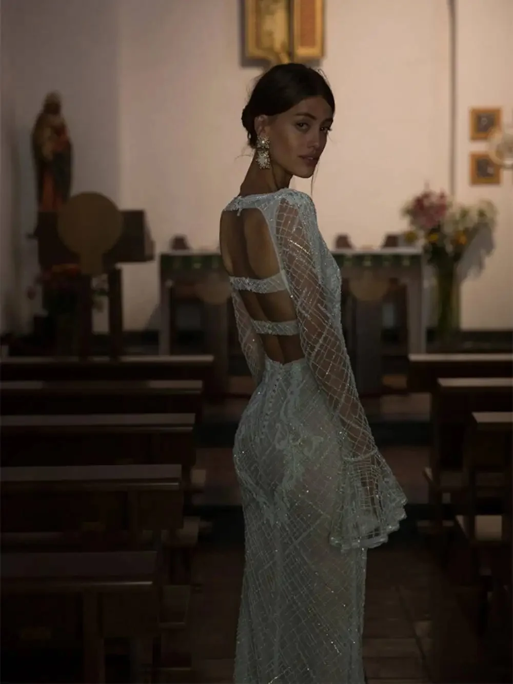 Shining Slim-fit Wedding Dress, Elegant and Sexy, Buttoned Open-back Design, for Hall Ball, Customizable.