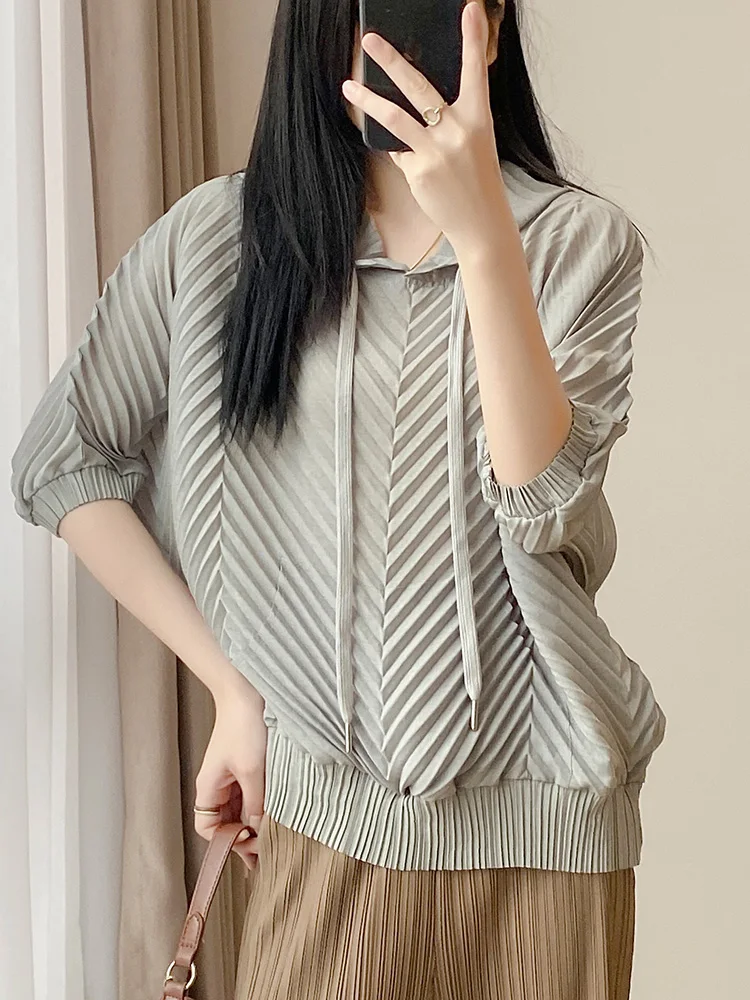 

Miyake Style 2025 Summer New Pleated Top Short-sleeved Split-ended Design Sense Pleats Hooded Loose Large Size Thin T-shirt