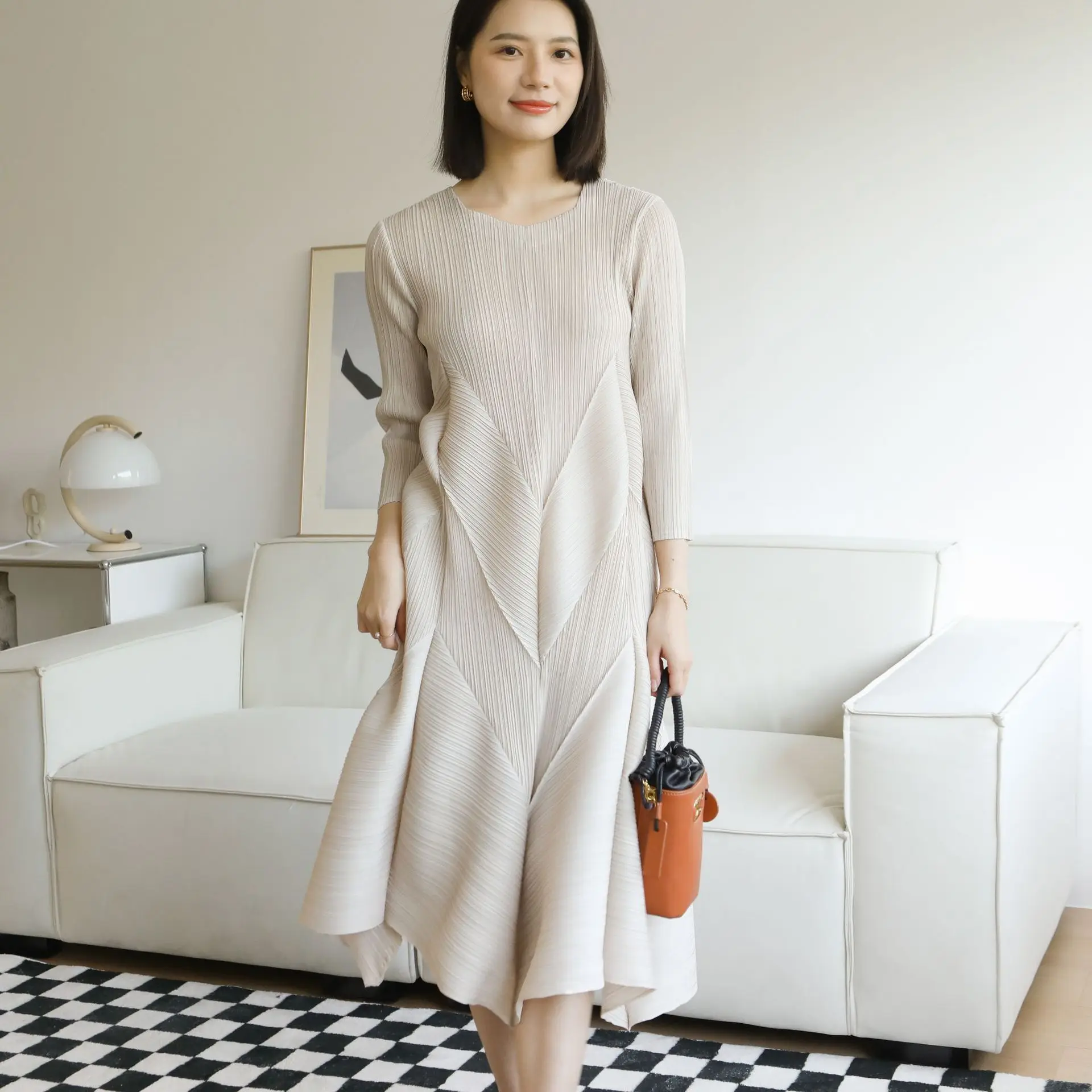 

The new three-quarter sleeve design in autumn and spring is casual and loose, thin and elegant, and a pleated bud dress