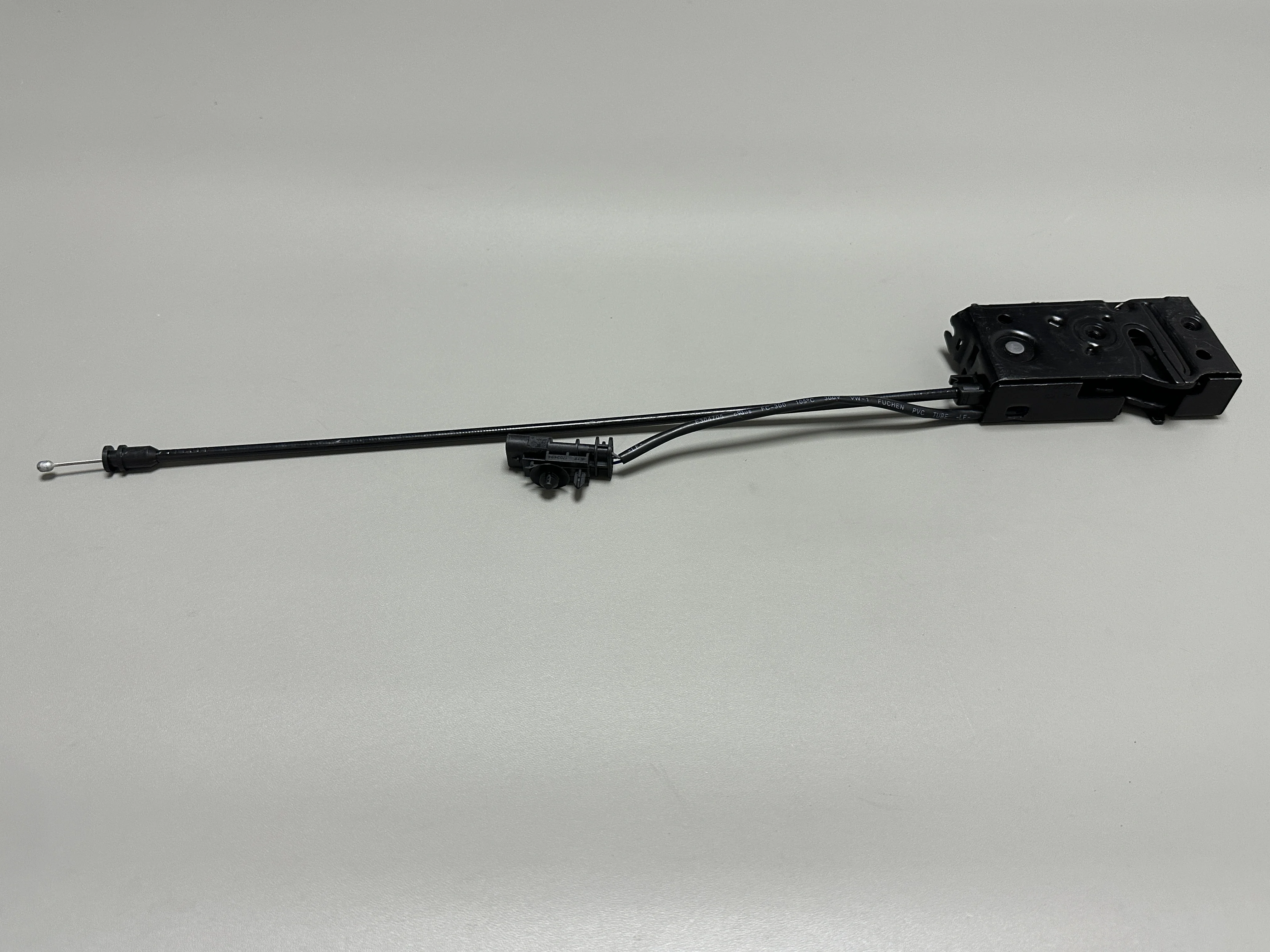 32226108 32405275 Car Accessories Body System Hood Lock Left For Volvo XC60 (18-)