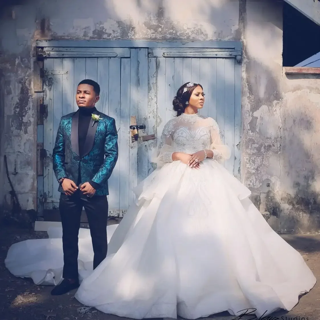 

Customized Gorgeous Appliques Crystals Beads Ballgown Wedding Dresses Sweep Train Vestido De Casamento Lantern Sleeves GardenB