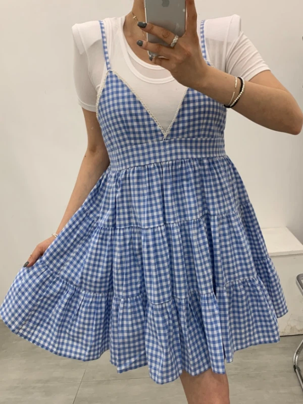 فستان نسائي بياقة هالتر مع حواف مكشكشة وتطريز دانتيل، تصميم ضيق عند الخصر مع طيات وسحاب خلفي، تنورة قصيرة عصرية من القطن بدون...