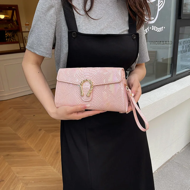 

Модная женская сумка через плечо с блестками, новинка 2023 года, легкая сумка через плечо с золотой цепочкой, повседневная сумка со змеиным узором для ежедневного использования