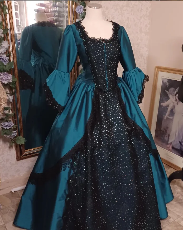 Robe de Rhgothique médiévale pour femme, bleu profond, dentelle Renaissance victorienne, manches évasées, paillettes à volants, colonne à plusieurs niveaux