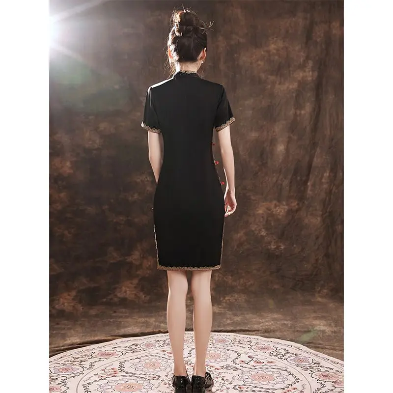نمط جديد أسود تشيباو 2025 جديد ، فستان صيفي شاب شيونغسام النمط الصيني التقليدي للنساء فستان سيكباو الشرقي