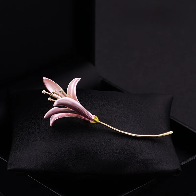 

Lily Flower Brooch Women Japanese Style Plant Accessories Hand Painting Elegant Neckline Pin Coat Suit Buckle Fine Jewelry 6071