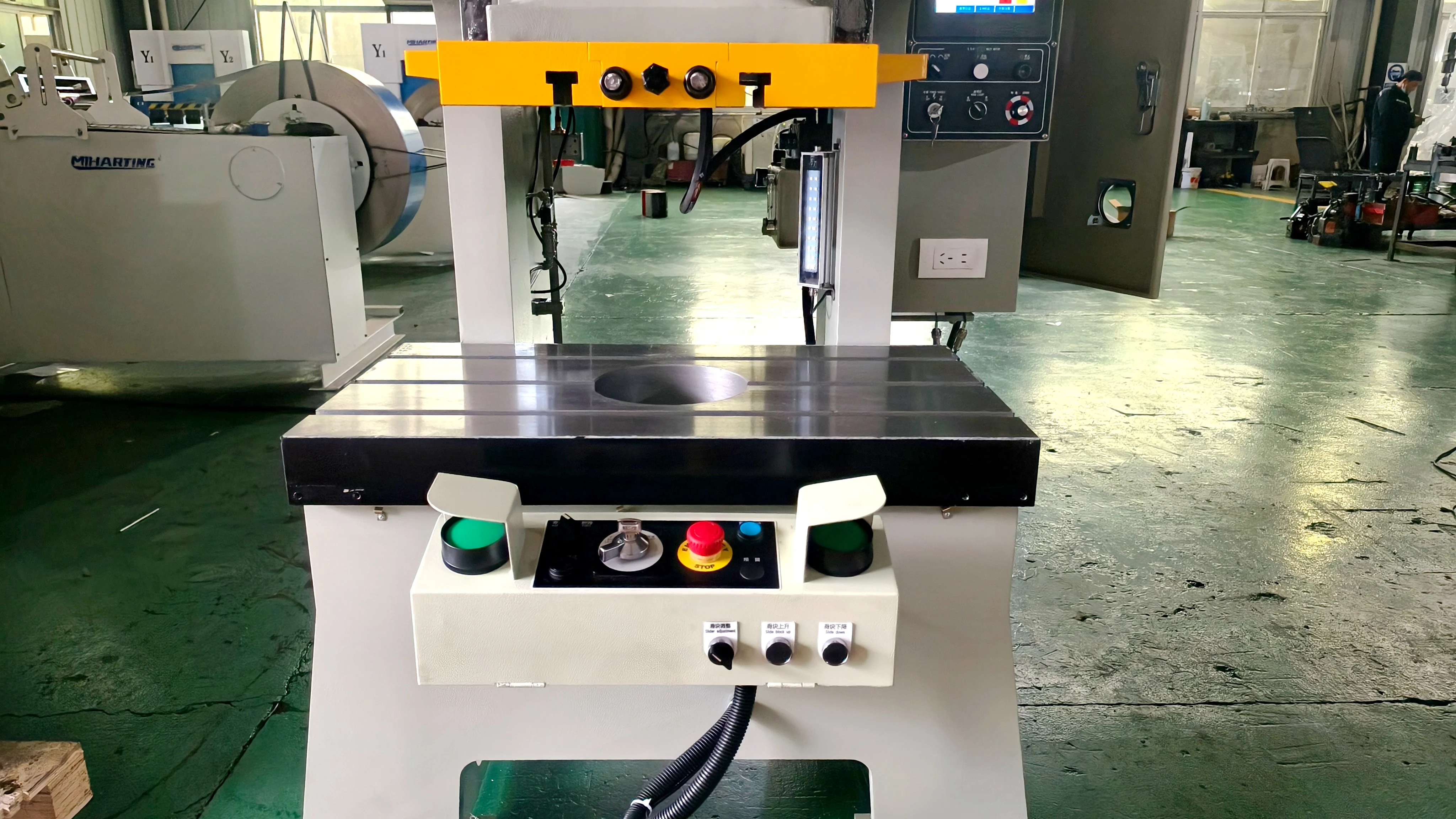 تصنيع 45 طن APA C نوع آلة التثقيب الهوائية قابل للتعديل الصفائح المعدنية CNC ثقب آلة ضغط الطاقة