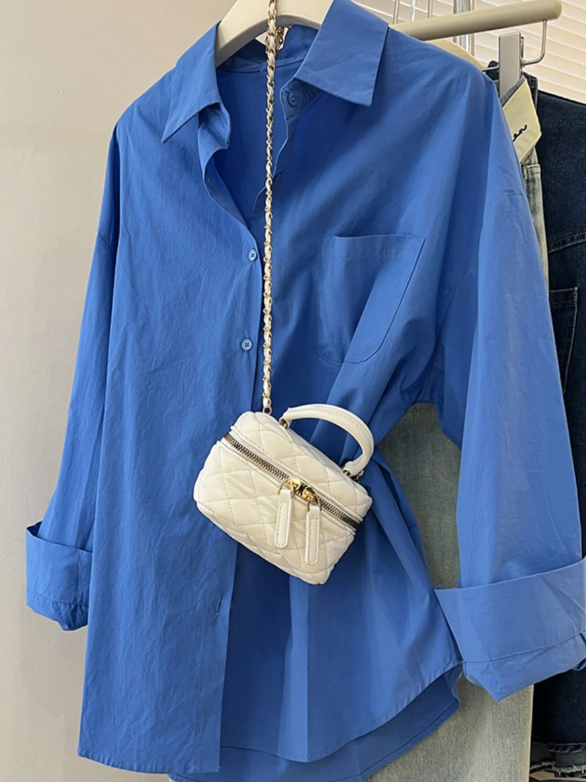 ルーズカジュアル長袖クラインブルー女性のシャツ春秋インナートップレイヤリング衣装ファッショナブルなプラスサイズ