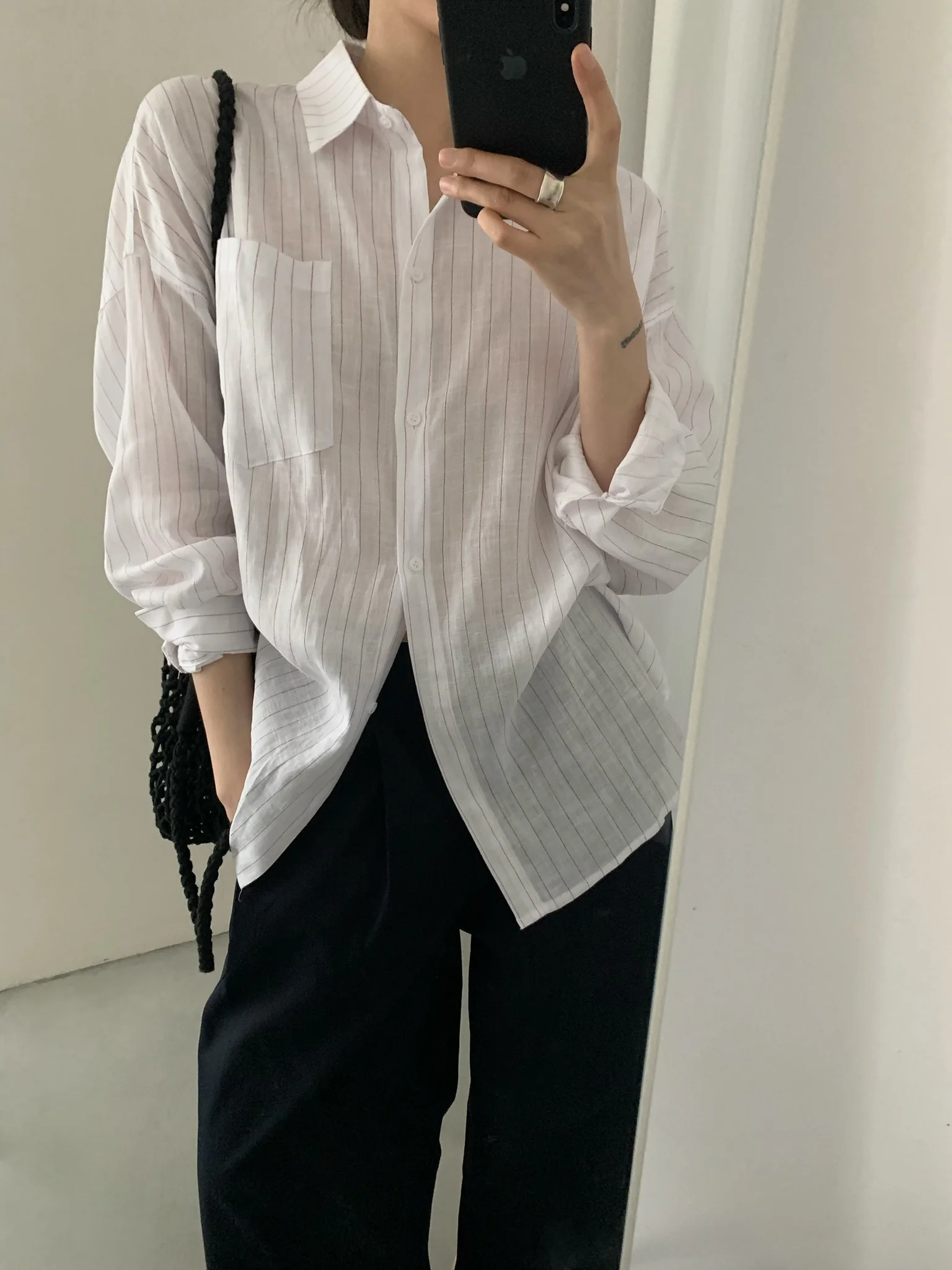 

Модная женская рубашка Dongdaemun для повседневной носки, высококачественная, с длинным рукавом, в вертикальную полоску, удобная и дышащая.