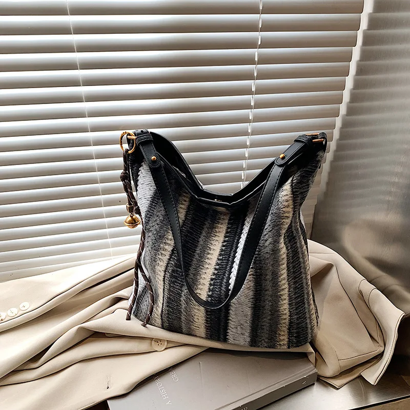 

2025 Autumn Casual Tote Bag, Aesthetic Shoulder Purse for Women, Spacious Top Handle Crossbody, Minimalist Day to Night Bag