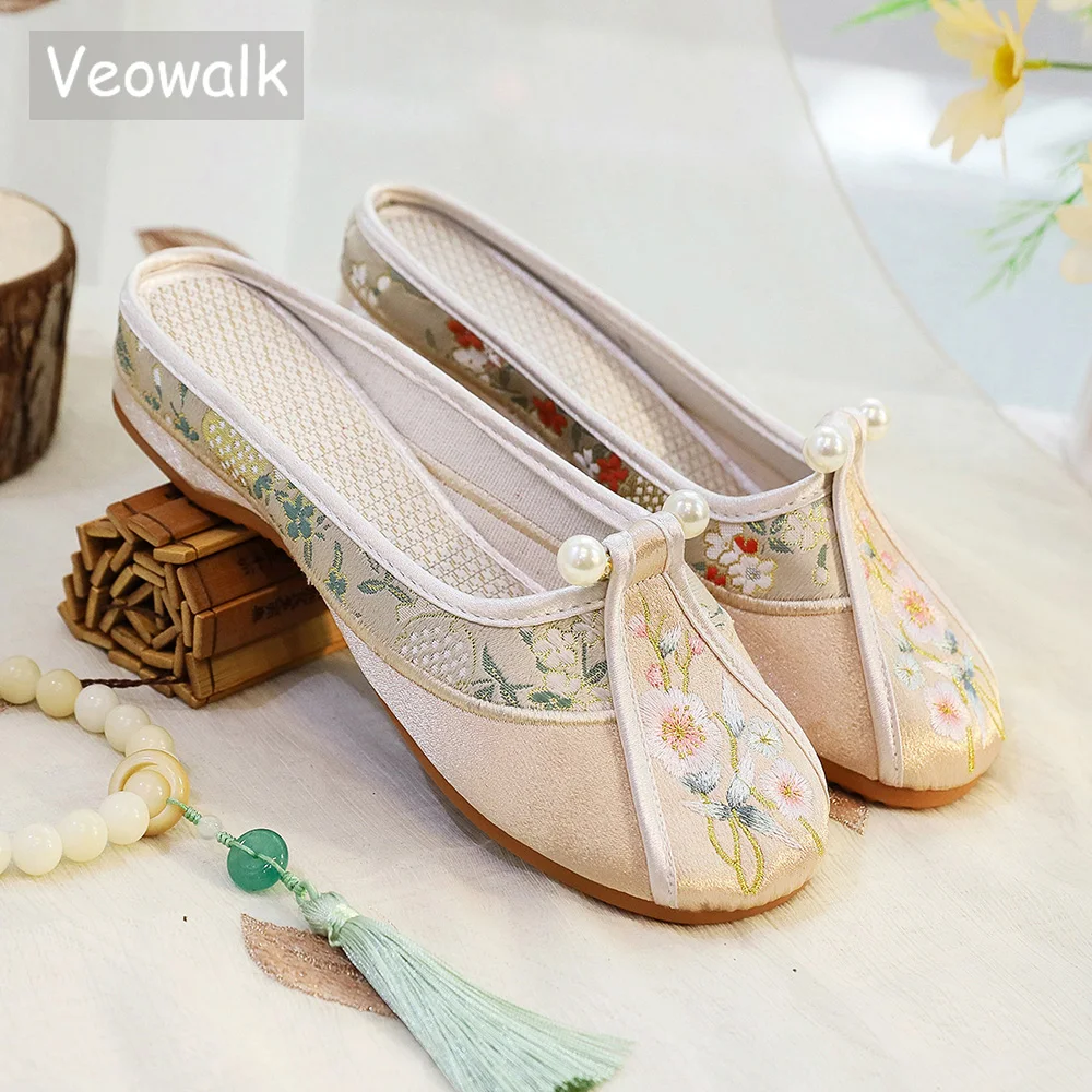 

Veowalk New Satin Women's Cotton Fabric Embroidered Flat Cheong Slippers Comfortable Exquisite Pearl Shoes for Elegant Ladies
