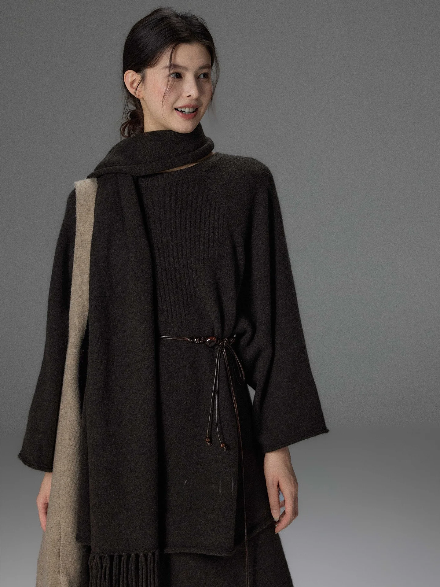 

Комплект из трех предметов: топ, шарф с бахромой и свитер для женщин, юбка для повседневной носки, осенне-зимняя мода