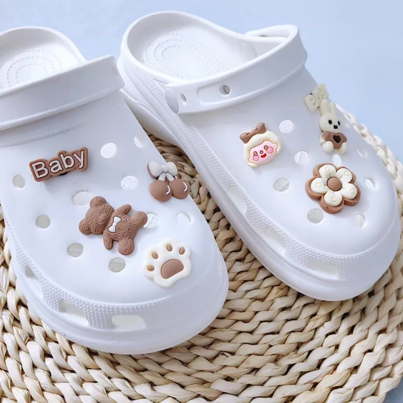 Dijes de zapatos de cocodrilo para niños y niñas, conjunto de sandalias y zapatillas de conejo de oso de café de dibujos animados DIY, decoración