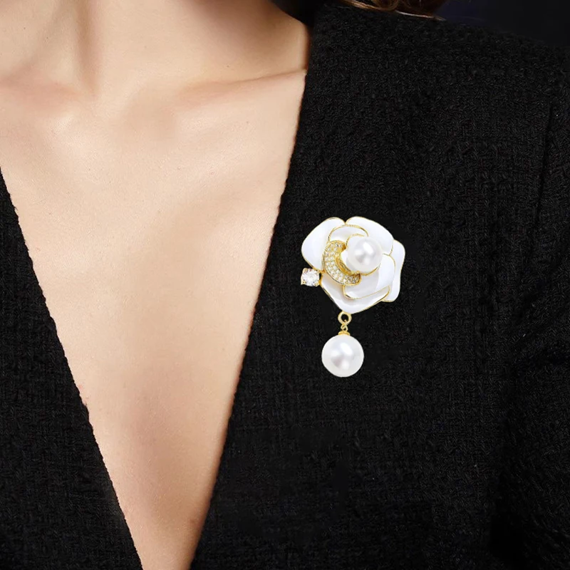 Elegante branco camélia flor broches pinos para mulheres linda flor planta vestir roupas corsage jóias acessórios