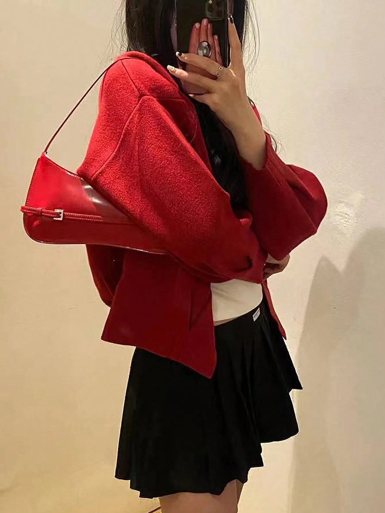 Underarm bag for women\'s 2024 summer new niche design with a touch of patent leather, one shoulder crescent shaped red bag