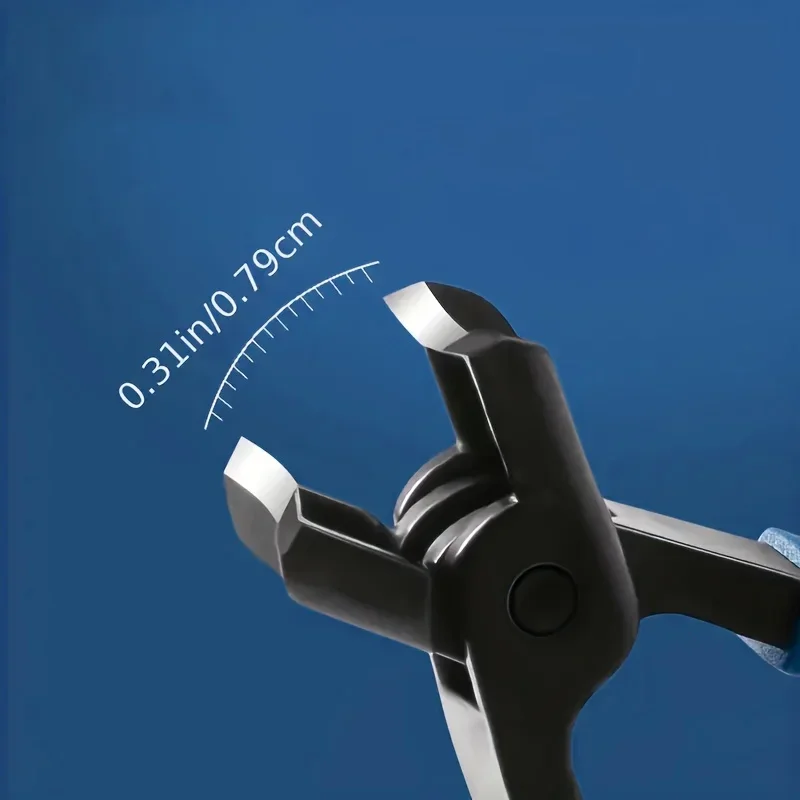 厚い爪にも適したプロ仕様の爪切り。幅広い開口部と飛散防止設計で、爪の整えに欠かせないツールです。