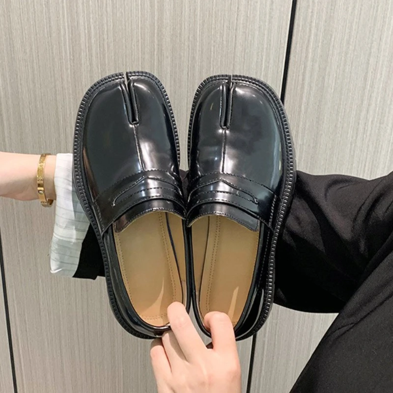 New Split Toe Flats Women Slip-On Casual Shoes Women Fashion Mary Janes Tabi Shoes Pig Hoof Shoes Female Loafers Chaussure Femme