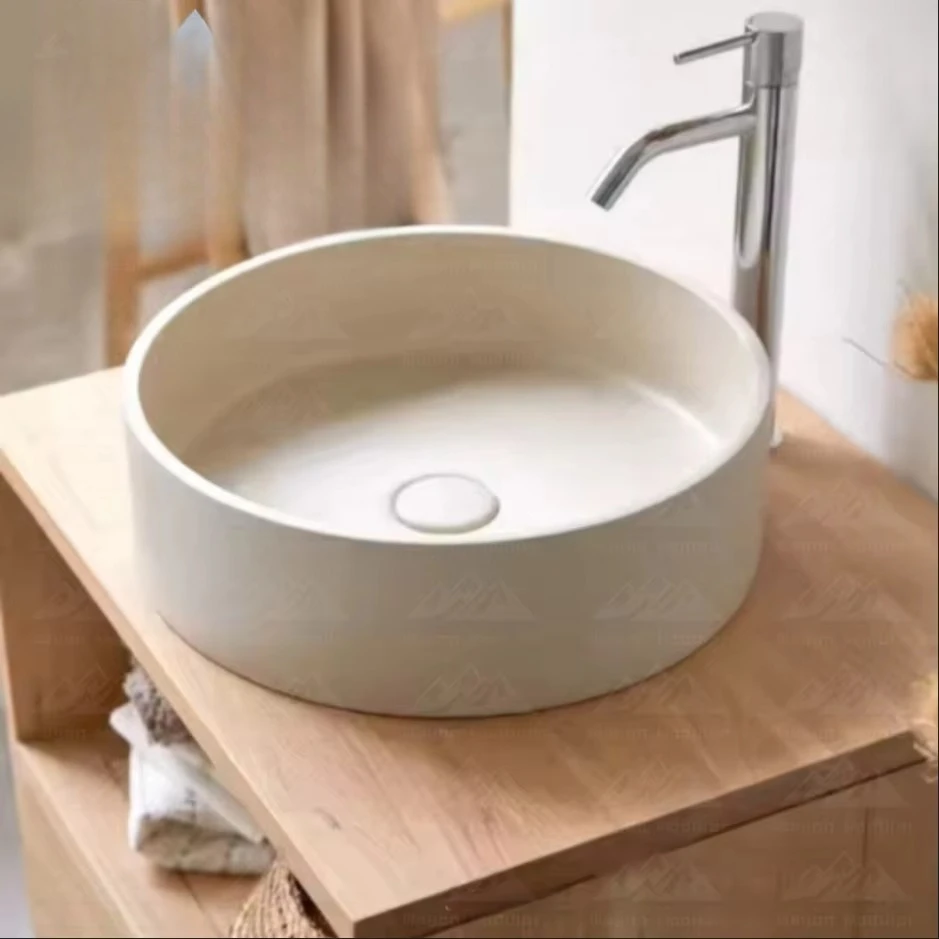 Diseño de ranura superior de cemento gris hecha a mano en lavabo de hormigón