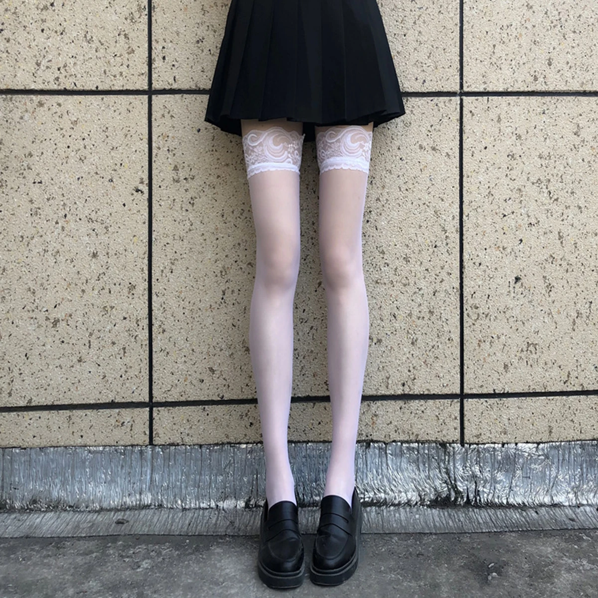

1 pair of lace knee socks