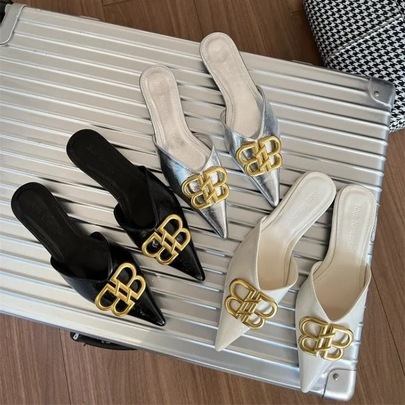 2025 女性のサンダルファッションメタルトリムデザイナー女性の夏の新カジュアル固体パーティードレス女性シルバースリッパ