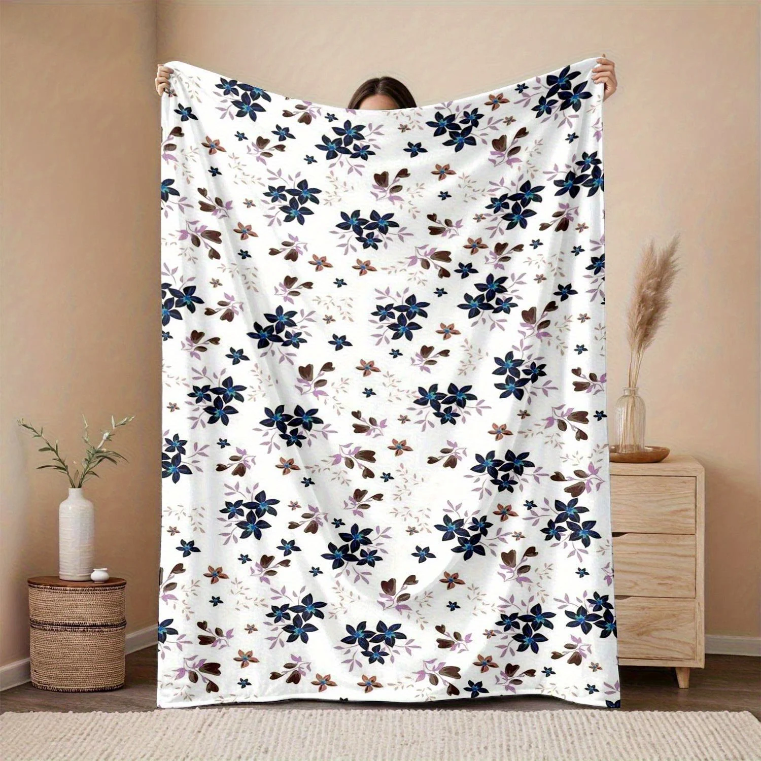 Blue-purple floral pattern blanket, polyester fabric, machine washable, suitable for use in bedrooms, living rooms, and sofas.