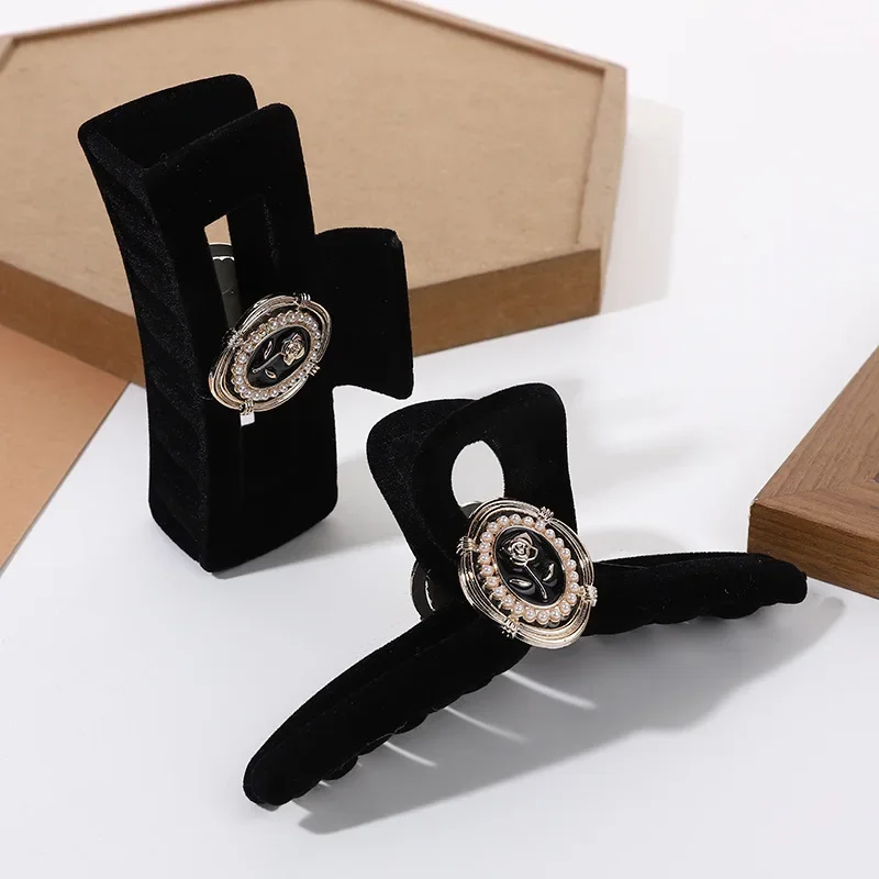 مشبك شعر على شكل سمكة قرش أسود مخملي على شكل زهرة وردية، إكسسوار شعر فرنسي عتيق صغير عطري للرياح