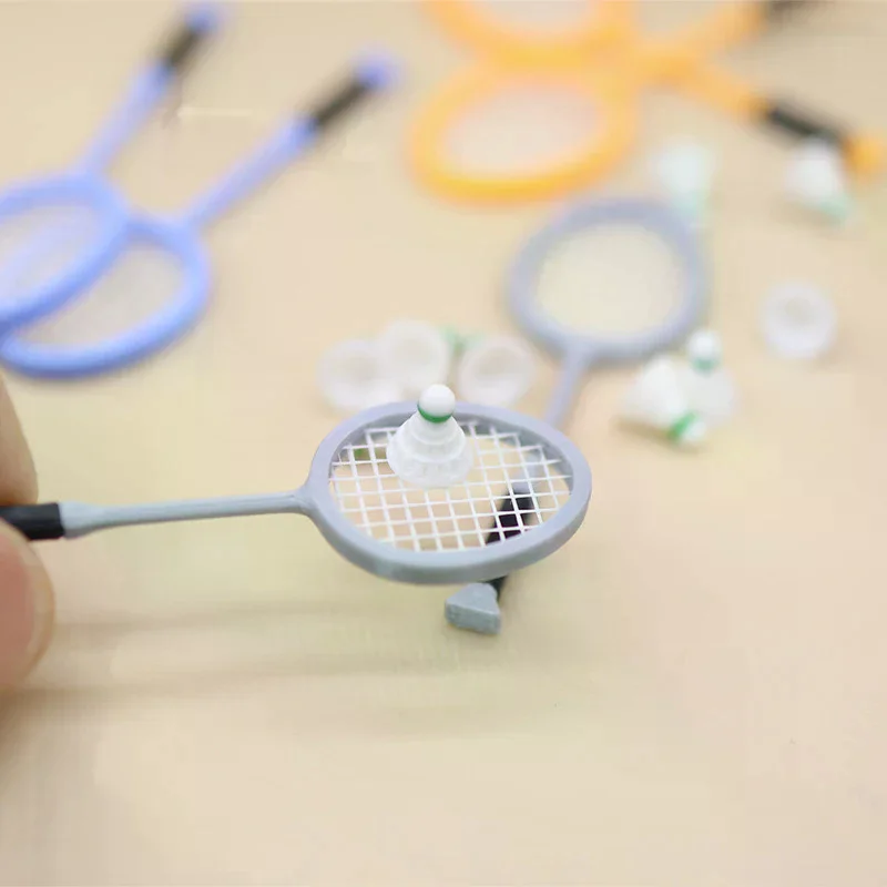 1Pair 1:12 Dollhouse Simulation Mini Badminton Racket Set Dollhouse Sports Scene Decoration Dolls House Pretend Play Toys