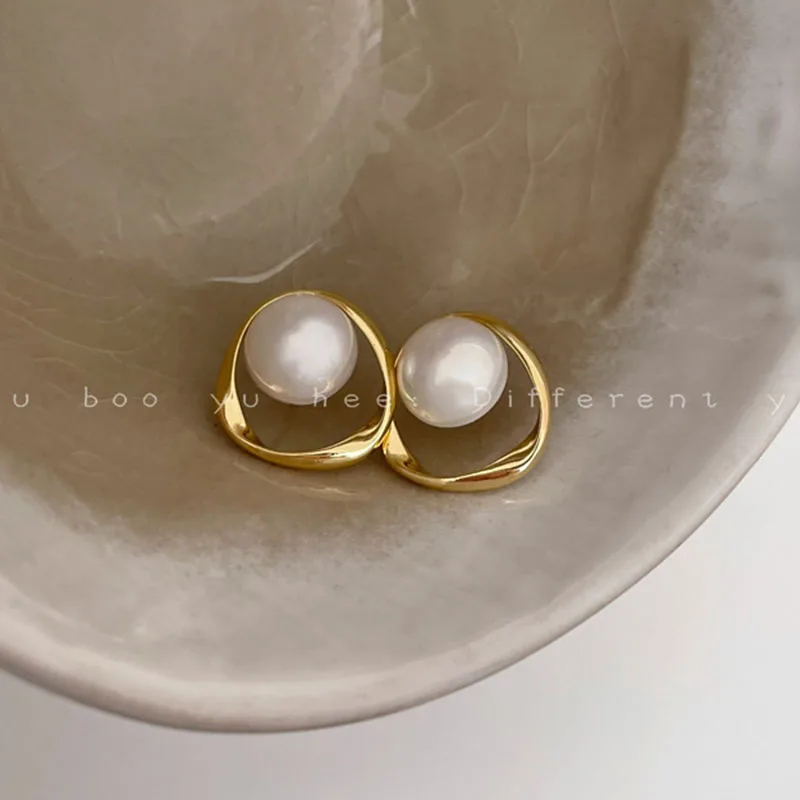 模造真珠のイヤリング女性のためのゴールドカラーラウンドスタッドピアス韓国の繊細な不規則なデザイン珍しいファッションジュエリー