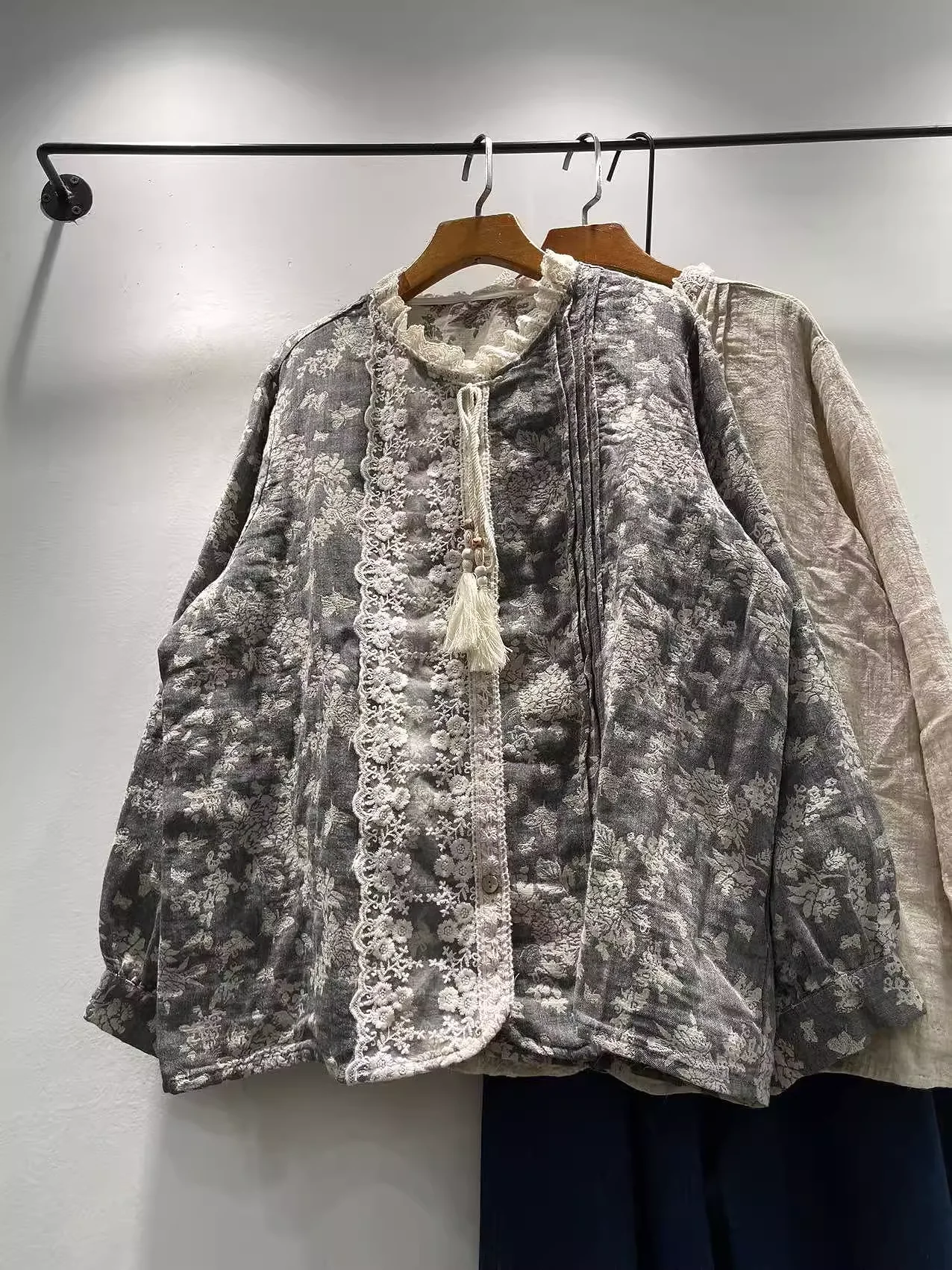 2026 Blusas de mujer bonitas y elegantes, camisas de retazos con estampado gris de hilo de algodón 100%, blusas de manga larga para chica mori