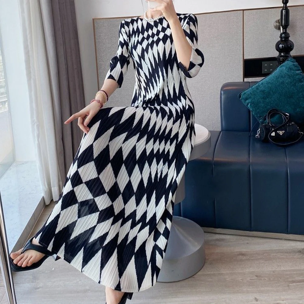 

Seven-quarter sleeve rhombus long dress women's spring and summer pleated black and white long dress high-end