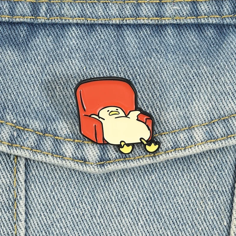 Lazy Duck Emaille-Anstecknadeln, lustige Entenküken-Broschen auf dem Sofa, Anstecknadeln, gemütliche Atmosphäre, Tierschmuck, coole Dekoration, Geschenk für Freunde